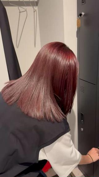 暖色はとっても艶が出るので、艶感が欲しい方におすすめです

縮毛矯正してるけど、明るくしたい方におすすめの、
ブリーチなしwカラー
ダメージレスで、とってもカワイイカラーになります 