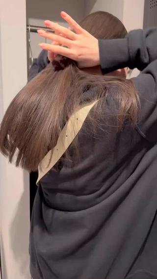 透明感抜群のシルバーカラー
ブリーチ1〜2回で可能です
ブリーチして暗くすると、普通のカラーとは違う
透明感が出ます
オレンジ味が嫌い！出したくない！と言う方に
おすすめです 