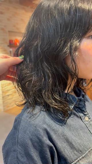 暗めのオリーブグレージュ
光に当たるとオリーブ強めで、透明感 