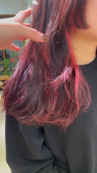 顔まわりと、イヤリングのところに、
ポイントでブリーチ

明度差が出てちょっぴり個性的で
オシャレ可愛い
 