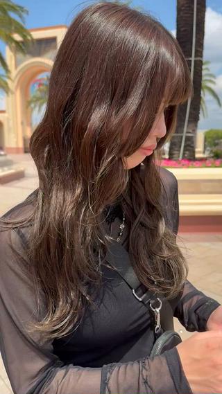 毛先のハイライトに、オリーブ濃いめ
太陽の下で、透明感

全頭ブリーチは勇気出ないけど、
明るくしたい方におすすめです♡

ハイライトを入れる位置や、太さを
変えると、明るさもコントロールできるので、
カウンセリングさせていただきながら、
一緒に決めていきましょう 