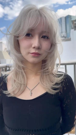 大人気のレイヤースタイルです★彡
ワンカールでも巻いても可愛いくお洒落になるようにカットをしてます!顔まわりカットがとても重要で、流しても内に巻いてもいい感じになる2WAYスタイルが大人気^_^
#レイヤーカット#ハッシュカット#ウルフカット#顔まわりカット#ワンカール#ハイレイヤー#ホワイトベージュ#ブリーチカラー#渋谷