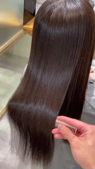 乾かしただけでこの仕上がりです！
あまり癖がなくても毎日アイロンを通す方など毎日が楽になるので是非お試しください！ 