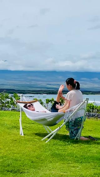 ハンモックで行うタイ古式マッサージをサービスしています。こちらはハーバルボールを使用した施術です。 