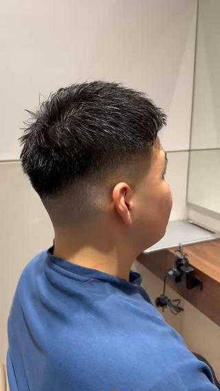 短髪スタイルに自然なグラデーションをつけたフェードカット清潔感と男らしさを演出 