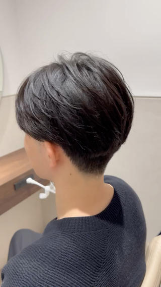 ナチュラルセンターパートスタイルです！
アイロンで少し毛流れを作ってバームで艶出し️ 