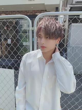 色気のある雰囲気に
センターパートも下ろしても
カッコいいスタイルです。