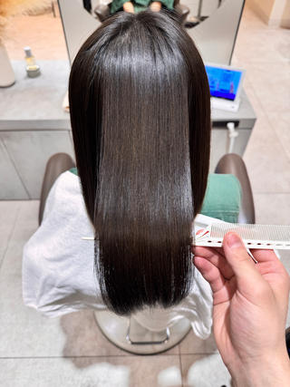 中学生のお客様の縮毛矯正
湿気の多い日に癖が気になるお客様ですが、内側や表面、顔まわりしっかりと矯正を入れさせて頂き艶髪にさせて頂きました
お任せ頂きありがとうございました！ 