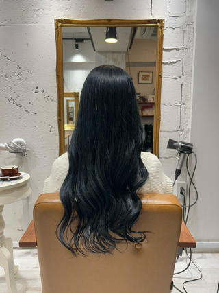 光の加減でブルーがさらに際立つブルーブラック 