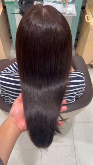 オイルが主成分のイノアカラーでカラー剤の嫌な香りや ダメージ 日本人特有の黄ばみや赤みなどを抑え艶のある仕上がりになります！
 