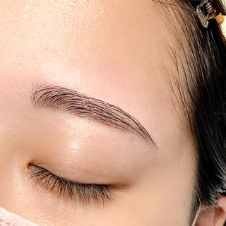 レディース美眉スタイリング
ビフォアフター
ここまで伸ばしてきて頂けると
メイクいらずの眉毛を作れます 