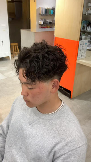 ラルフカール
しっかりカール感を出し、オールバック風に仕上げてもかっこいいパーマです！ 