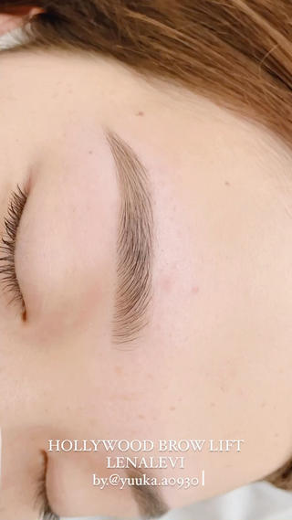ハリウッドブロウリフトでお洒落な眉に