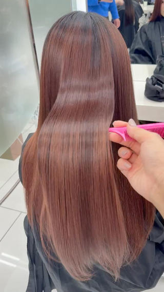 酸熱トリートメントで栄養を入れて熱で定着させる事で髪が強くなり艶のある髪へ導きます 