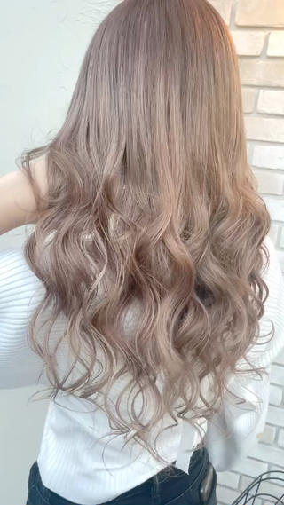 韓国アイドルみたいな
ミルクティーベージュ

シールエクステ60枚 ￥16800

シールエクステ60枚でミディアムからロングに！
カラーの色落ちも想定したデザインです♪
馴染ませエクステ！！
仕上げはゆる〜い韓国巻きで
前髪も韓国アイドルぽく！

屋内で見た時の画像です。

ファッションカラー ￥6600
リタッチカラー ￥5500
ブリーチカラー ￥13200
ブリーチリタッチカラー ￥12100
トナーカラー￥3000等

1番お安いクーポンご案内致します！

DMにて料金詳細お伝え致します⚐ﾞ

ご予約はホットペッパー又はお電話、DMより承っております！
お問い合わせのみでも可能ですので
是非1度ご連絡くださいませ

〒埼玉県さいたま市大宮区大門町2-86 田原ビル2F
☏�048-871-8337

#髪質改善#黒染め#ウルフカット#インナーカラー#エクステ#ヘアセット#ハイライト#ダブルカラー#イルミナカラー#縮毛矯正#カラー#ブリーチ#トリートメント#韓国#ヘッドスパ#学割U24#ケアブリーチ#バレイヤージュ#前髪#オージュア#カット#グラデーション#シールエクステ#髪質改善トリートメント#白髪#ブリーチ#大宮#埼玉#大宮ヘアセット#くびれ#大宮エクステ 