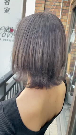 透明感！暗髪ダークグレージュ

ブリーチ履歴複数回とピンクカラーピンクシャンプーの残留色素から
秋っぽく少しトーンダウンさせて
ダークグレージュに♪

暗すぎず光に当たると
とっても透明感のあるカラーです！

屋外で撮影した時の画像です！

1番お安いクーポンご案内致します！

DMにて料金詳細お伝え致します⚐ﾞ

ご予約はホットペッパー又はお電話、DMより承っております！
お問い合わせのみでも可能ですので
是非1度ご連絡くださいませ

〒埼玉県さいたま市大宮区大門町2-86 田原ビル2F
☏�048-871-8337

#ダークグレージュ #黒染め#ウルフカット#インナーカラー#エクステ#ヘアセット#ハイライト#ダブルカラー#イルミナカラー#縮毛矯正#カラー#ブリーチ#トリートメント#韓国#ヘッドスパ#学割U24#ケアブリーチ#バレイヤージュ#前髪#オージュア#カット#グラデーション#シールエクステ#髪質改善トリートメント#白髪#ブリーチ#大宮#サロンモデル #大宮ヘアセット#くびれ#大宮エクステ 