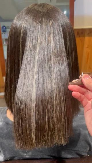 ケアトリートメント剤を使いながらの縮毛矯正で最高に艶々な仕上がりになります
表面のパヤパヤ毛が気になる方、顔周りのうねりが気になる方は表面だけや顔まわりだけでも縮毛矯正をすることで日々の髪の毛の扱いが楽になります 