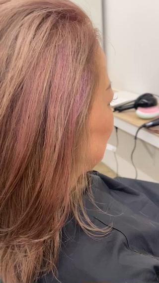 ベージュ+ピンクデザインカラー
全体ブリーチ+デザインカラーはデザインカラーワンポイントに対して+2200円