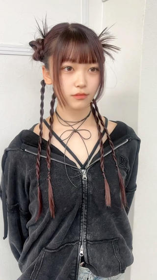 ライブ仕様のY2Kヘアアレンジ
イメージお写真でアレンジさせて頂きました！
毛先を出して、カチモリも入れ込みました
 