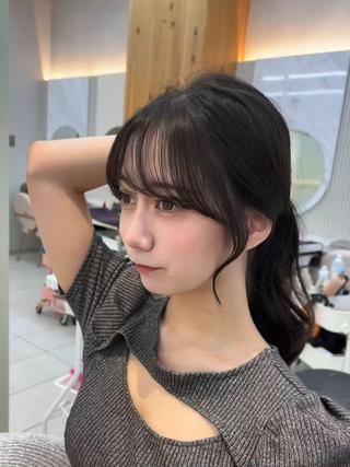 繋がるカットで流れる顔まわりに