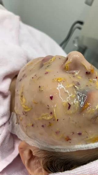 ハイドロジェリーマスクはお悩みに合わせて混ぜても使えます！！
これは、ベータカロチンフローラルとエジプシャンローズ

本物の花びらがどちらともに入っていて香りもいい香りです 