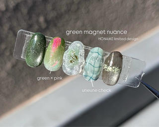 グリーンにピンクの偏光パウダーがﾒｯﾁｬｶﾜｲｲ！！
#ニュアンスネイル #個性派ネイル #パラジェル 