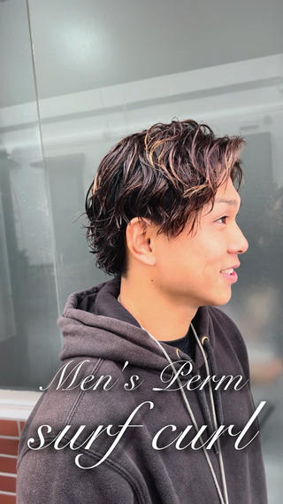 濡れ髪でお洒落かっこよくて
ついかきあげたくなるサーフカール
決めすぎるよりラフにセットするのがこのスタイルのおすすめポイントです