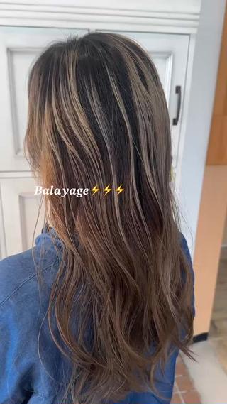 大人かわいいバレイヤージュ
美容室に中々行けない方に人気です