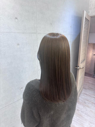 トーンアップしてからなるべく赤み抑えた落ち着いたベージュに(∩´∀`∩)

ダブルカラーするとより透明感出やすくなっております*ˊᵕˋ* 