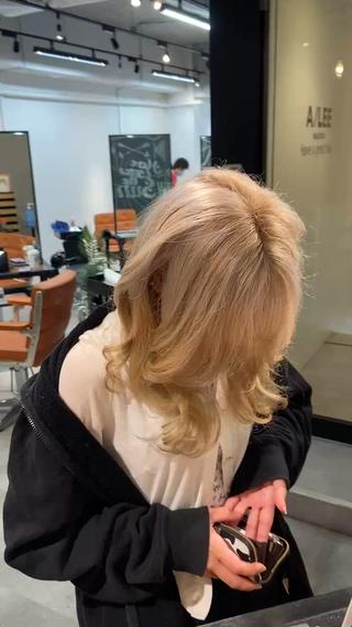ミディアム カラー ウルフカット レイヤーカット上柿のヘアスタイル