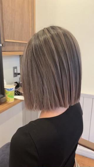 ミディアム ヤスノ リョウのヘアスタイル