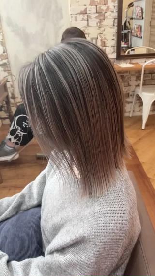 ミディアム ヤスノ リョウのヘアスタイル