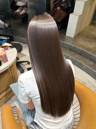 「広がり・うねりがここまで変わる！」
湿気でまとまらなかった髪も、たった一度の施術でこの仕上がりに
毛先のダメージを最小限に抑えながら、
ナチュラルでやわらかなストレートに整えました。 