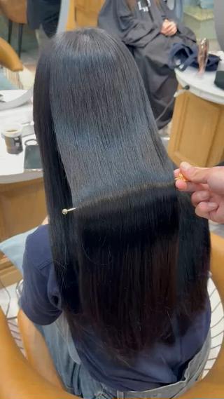 「広がり・うねりがここまで変わる！」
湿気でまとまらなかった髪も、たった一度の施術でこの仕上がりに
毛先のダメージを最小限に抑えながら、
ナチュラルでやわらかなストレートに整えました。 