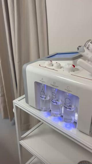 【大人気毛穴洗浄ハイドラフェイシャル】
毛穴汚れをしっかり洗浄
ハイドラフェイシャルでつるんと水光肌
3種類の専用液剤で
毛穴洗浄+保湿+整肌
毛穴汚れを浮かせる
角質ケア
美容液でしっかり保湿
〜肌を土台から整える〜