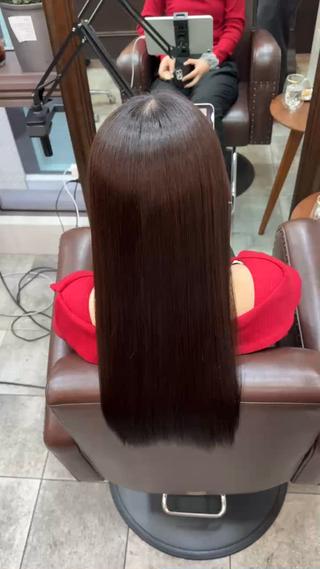 髪質改善ストレートの施術になります。
乾かしたのみの仕上がりと質感です♪ 