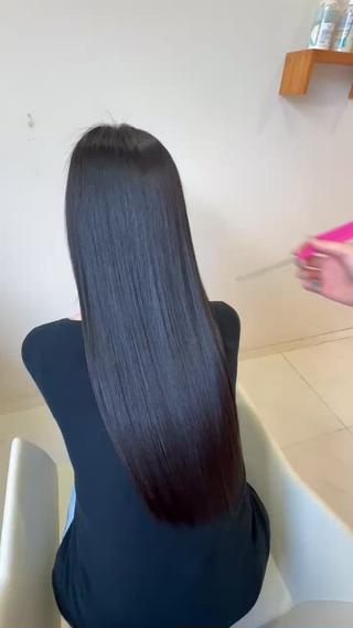 今の季節、乾燥でパサつきや広がりが気になる方多いと思います
トリートメントをすることで髪の毛に潤いを与えて、普段気になるうねりやパサつきをしっかり押えて、まとまりのある髪質に仕上がります️︎︎