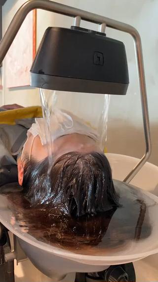 頭浸浴
炭酸泉かけ流しヘッドスパ。
水の心地よい音とともに心身癒されます
 