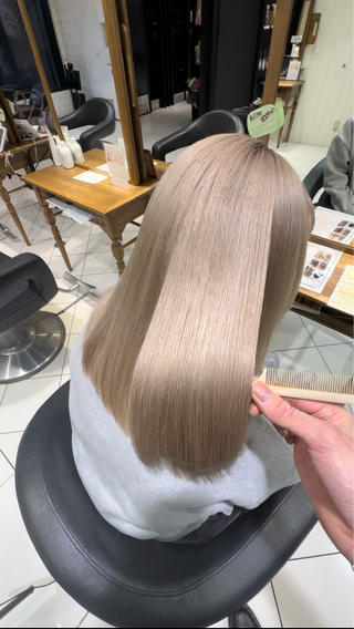 最新のトリートメント材が登場
薬剤の9割以上が美容成分でてきているためダメージ0
やればやるほど髪が綺麗になります。
またダメージによるパサつき、ハネ、うねりを改善し綺麗なナチュラルヘアに導いていきます。
.
.
カラー、パーマ等のダメージを改善し艶髪、美髪に変えていきます。
.

・ブリーチ、縮毛強制等のダメージで悩んでる。
・コテ、アイロンの使いすぎて髪がパサパサしてまとまらない。
・艶がない。
・指通り、髪のきしみが気になる。
・髪が細くてまとまらない。
etc
たくさんの悩みに特化したトリートメント！
是非お試しあれ。
.
.
＊
固定のため最後にアイロンを行いますので最終的な仕上がりはストレートになります。(パーマ等はシャンプーすれば戻ります。)
.
薬剤の性質上多少しみる場合がございますので心配な方はご遠慮ください。(髪へのダメージはでません。)
.
日時、ご予約状況によりおまたせしてしまう場合がございますので申し訳ございませんがご了承の程よろしくお願いいたします。
.
当店はマンツーマンサロンではございません。
お待た時間を減らすためアシスタントに施術を任せることがありますが徹底した指示をだし責任をもって担当させていただきますのでご安心ください。 