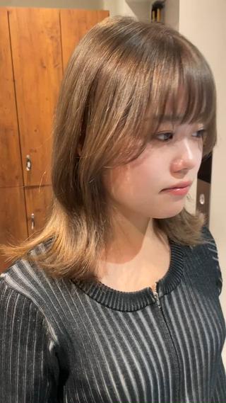 ミディアム 海外レイヤー/赤み 消しカラー/上原聖奈のヘアスタイル
