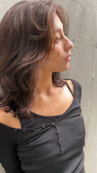 ミディアム 海外レイヤー/赤み 消しカラー/上原聖奈のヘアスタイル