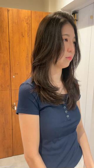 セミロング カラー 海外レイヤー/赤み 消しカラー/上原聖奈のヘアスタイル