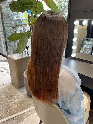 ブリーチ、カラー等多数
複雑な履歴の髪にも、「酸性縮毛矯正」であれば、
乾かすだけでサラサラのストレートヘアになります。

酸性縮毛矯正は、普通の美容師にはできません。
正しい薬剤知識と、毛髪知識、専門的な技術があって、成り立ちます。

他店でお断りされてしまった方、また失敗されてしまった方、ぜひ1度私にご相談ください 