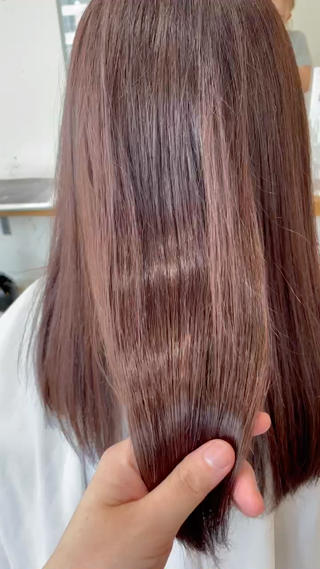 1ブリーチベースに暗めのチェリーブラウン
ケラスターゼのトリートメントで艶々に
巻いてもストレートでも可愛いスタイルです！ 