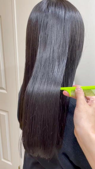 ブルーブラックで艶々に
ぱつっとなラインでストレートヘアでも
決まるスタイルに
 