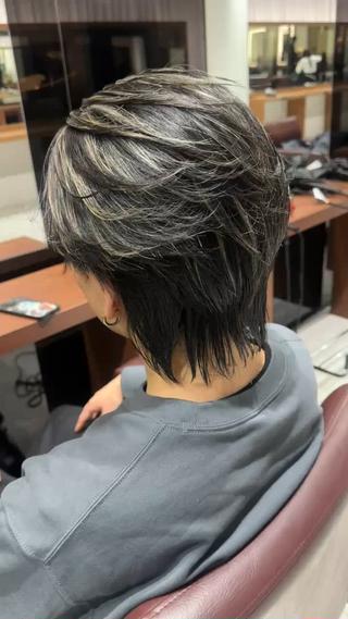 当日予約大歓迎◎

・毛流れセンターパートと相性が良いメッシュハイライト

・筋感が出るので手櫛を通すだけでカッコいい

・メッシュの多め少なめ、お色味はご相談でOK

ベースを染める場合＋¥4000

-メッシュにするメリット-

︎ノーセットでもドライヤーするだけでカッコいい！

Waxや整髪料付けるのが嫌な方でもバームやオイルでラフにサラッとカッコよく◎

︎3ヶ月間楽しめるカラー知ってますか？

メッシュは根元の黒髪が伸びてきても3​〜​4ヶ月は気になりません！ズボラさんでも楽しめるコントラストカラー◎ 