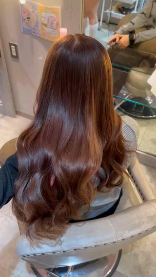 ブランドカラーで染めていただくと色の発色がよく綺麗に透明感の出る動画のようなカラーになります
