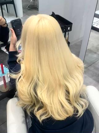 縮毛矯正とデザインカラー履歴からの抜きっぱなしブロンドです
色落ちもせず、今後は一回のリタッチブリーチだけで繋げていくだけでokです 