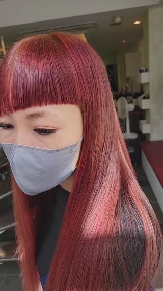 ロングヘアでも個性を求める方に、カラーと前髪で印象的に仕上げました。
他人から見ての印象は、前髪と色でかなり決まります！ 