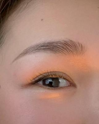 毛流れを整え、メイクしやすい眉に